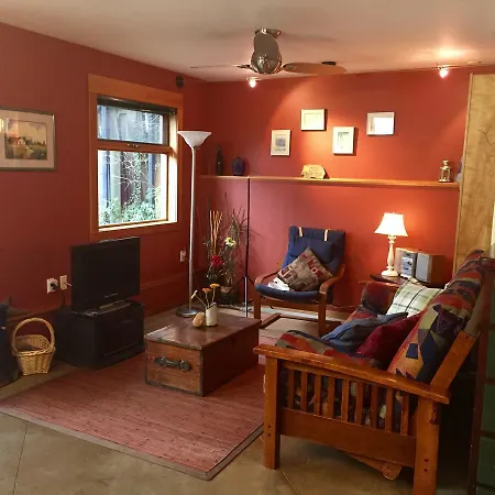 Wheelchair Accessible 2 Bedroom Downtown Suite Urban Comfort- Pet-Friendly, Nelson Exterior photo