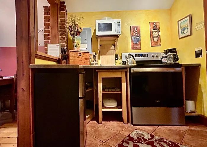 Wheelchair Accessible 2 Bedroom Downtown Suite Urban Comfort- Pet-Friendly,
