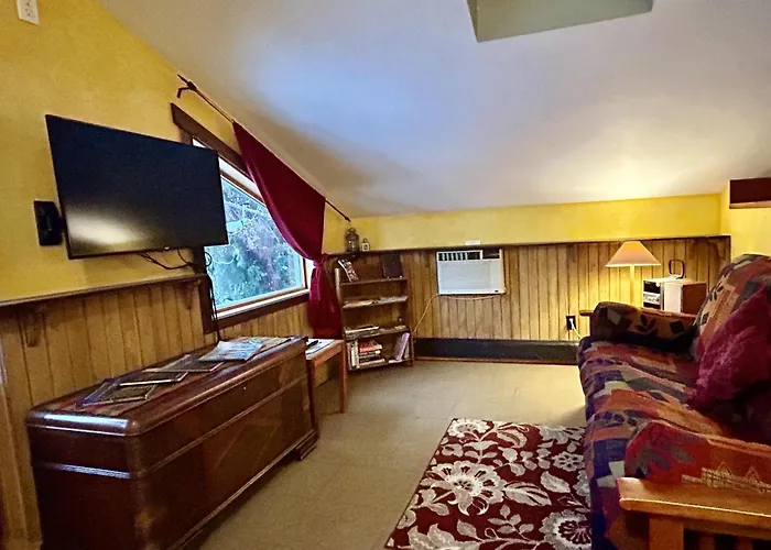 Wheelchair Accessible 2 Bedroom Downtown Suite Urban Comfort- Pet-Friendly,