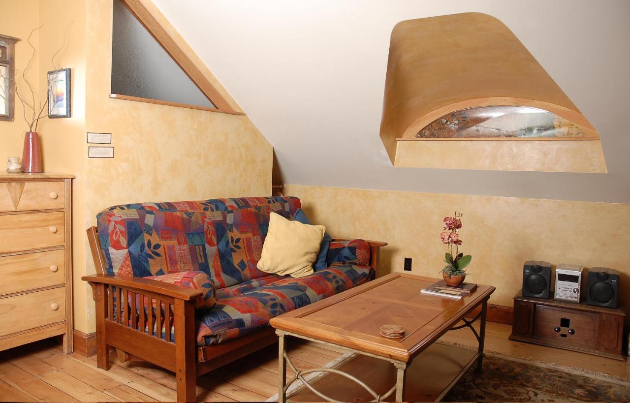 Wheelchair Accessible 2 Bedroom Downtown Urban Comfort- Pet-friendly, Apartment
