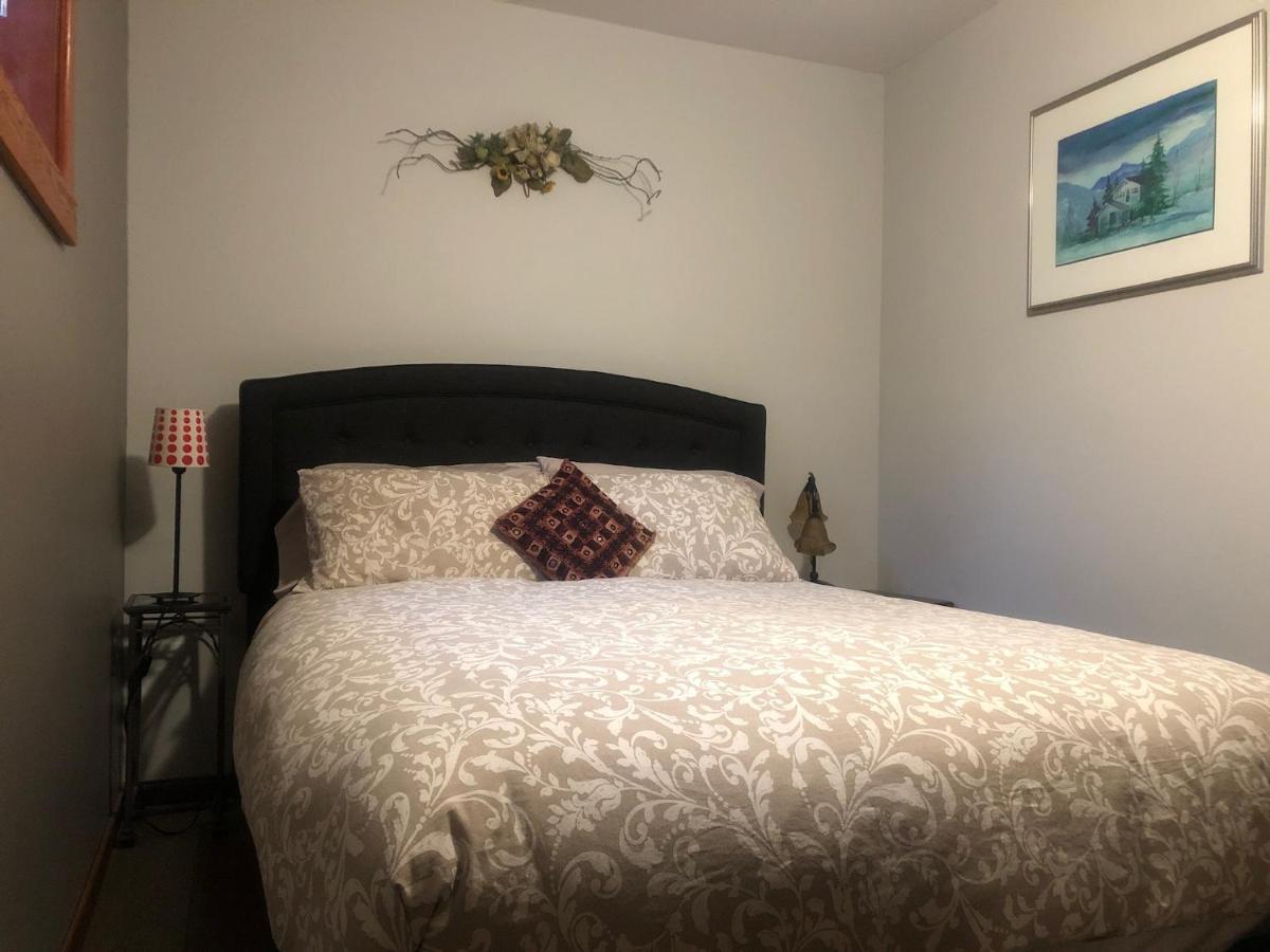 Wheelchair Accessible 2 Bedroom Downtown Urban Comfort- Pet-friendly, Apartment