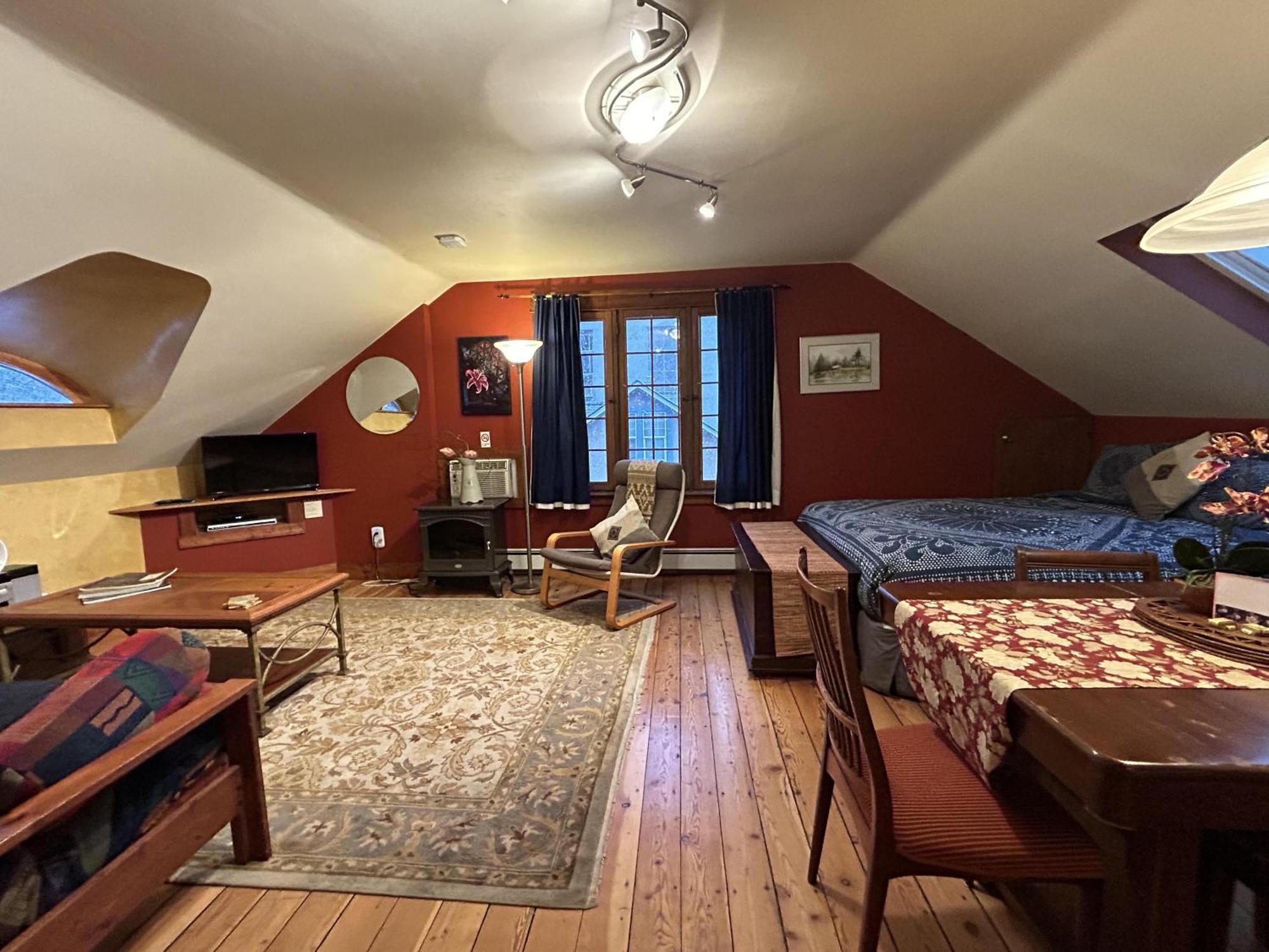 Wheelchair Accessible 2 Bedroom Downtown Urban Comfort- Pet-friendly, Nelson