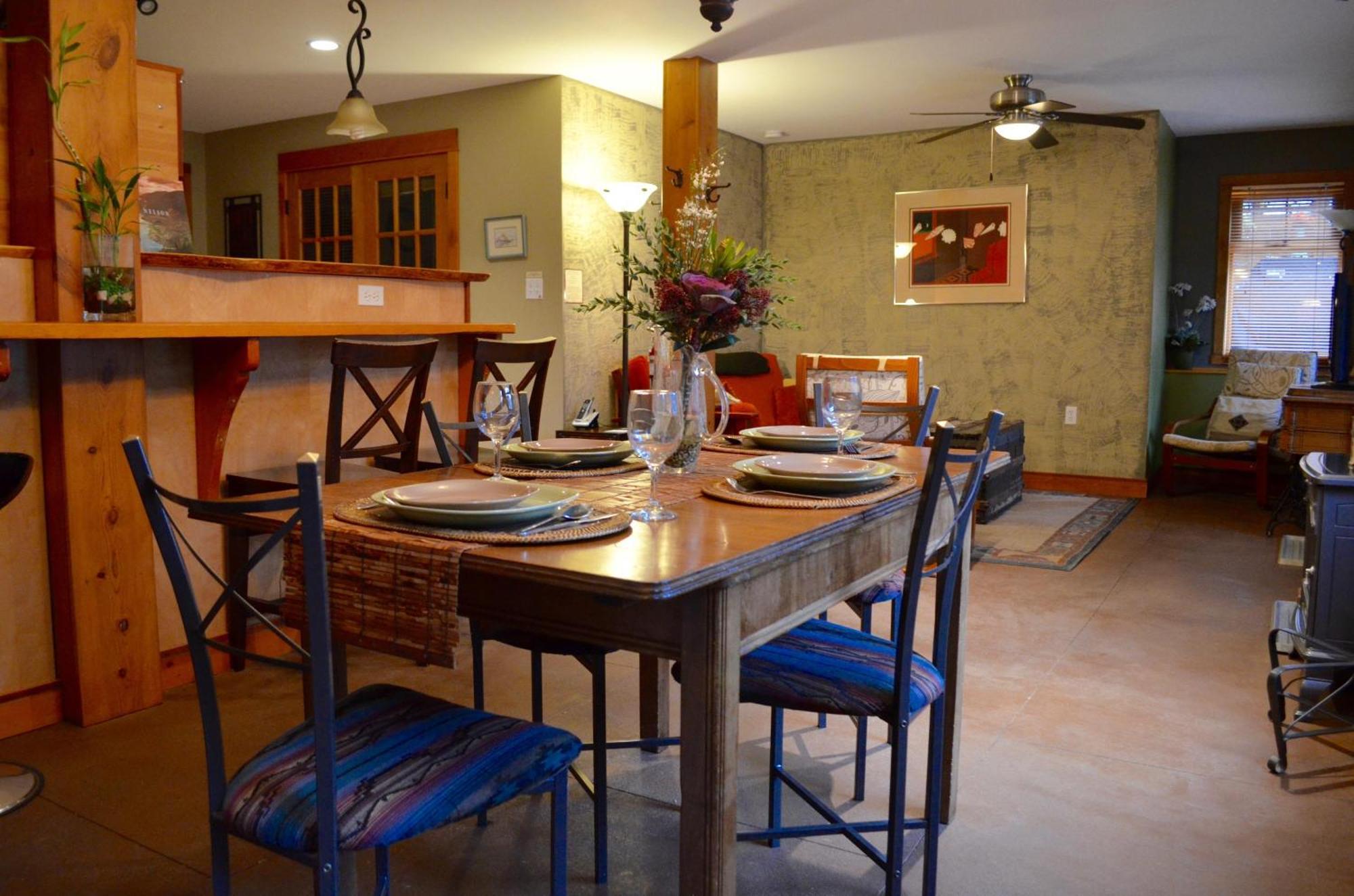 Wheelchair Accessible 2 Bedroom Downtown Urban Comfort- Pet-friendly, Nelson