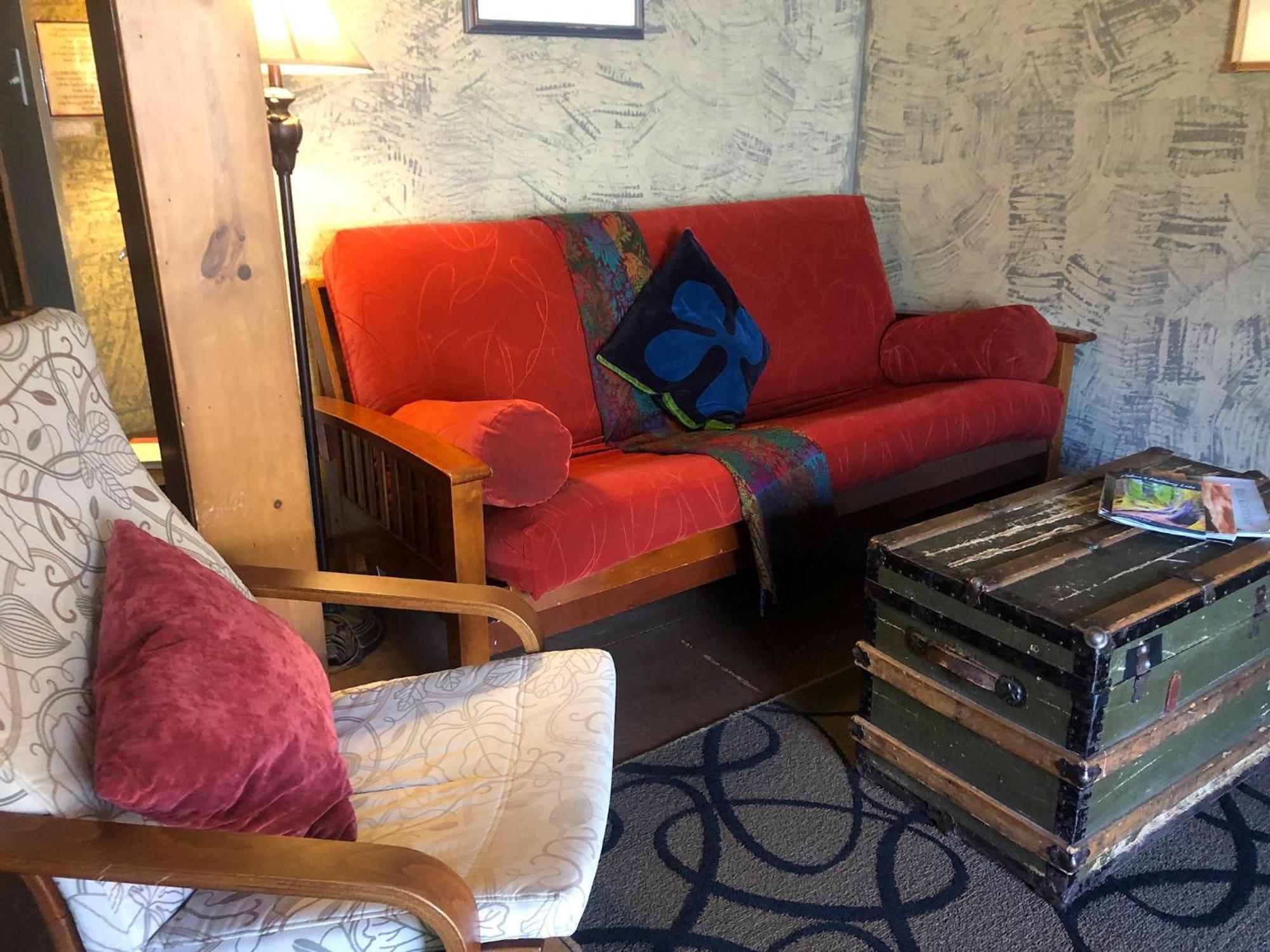Apartment Wheelchair Accessible 2 Bedroom Downtown Urban Comfort- Pet-friendly, *