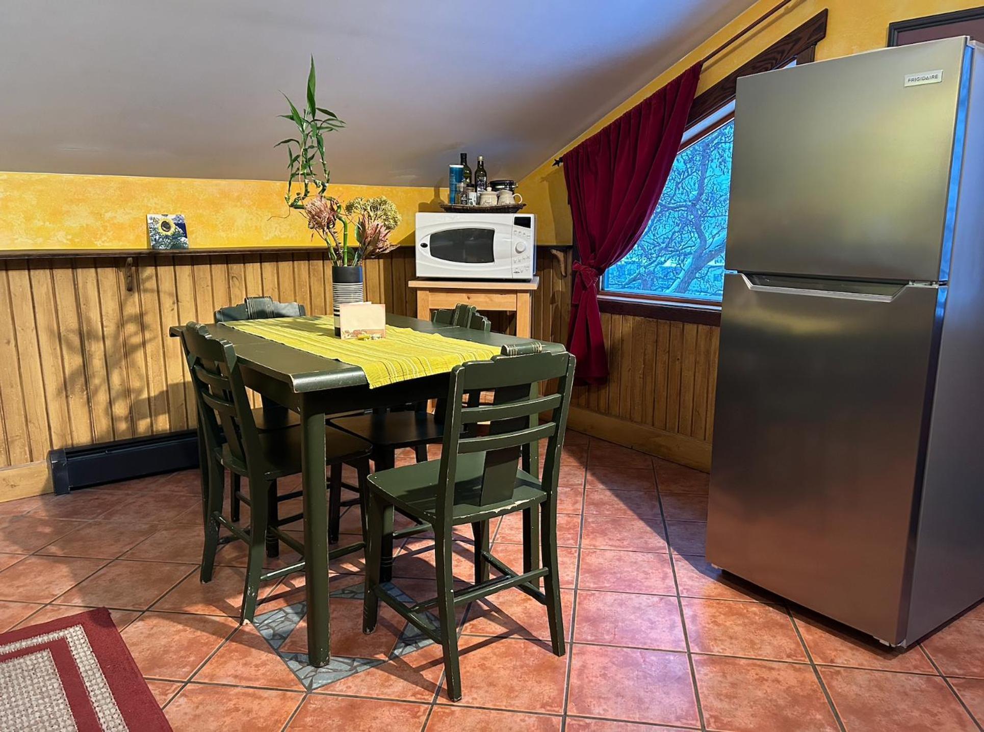 Wheelchair Accessible 2 Bedroom Downtown Urban Comfort- Pet-friendly, Nelson