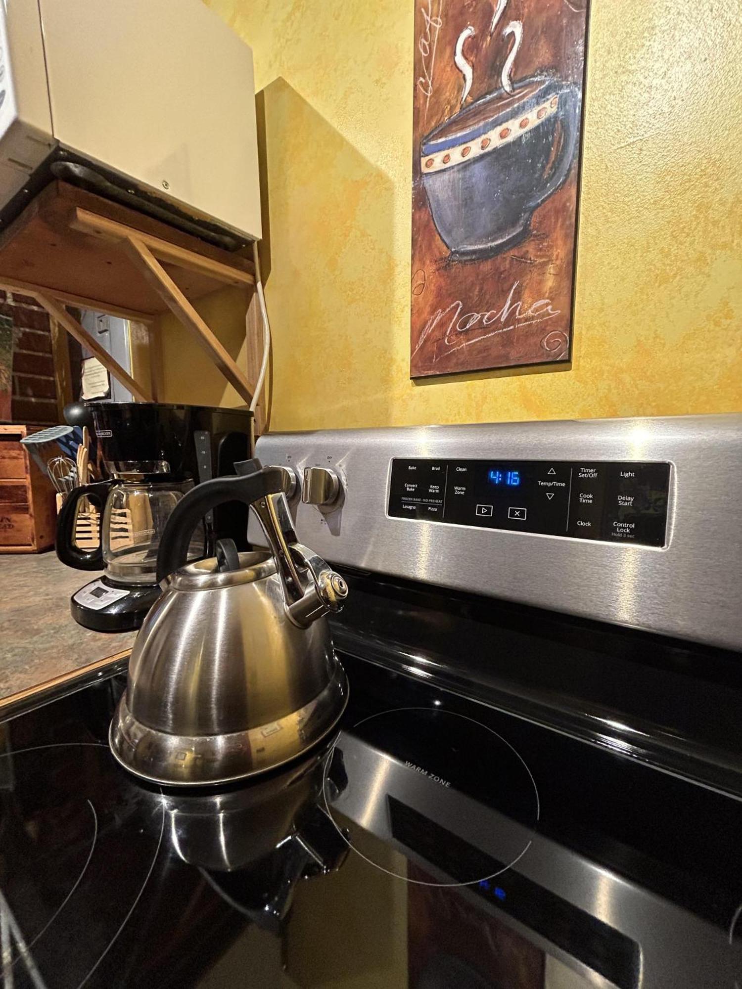 Wheelchair Accessible 2 Bedroom Downtown Urban Comfort- Pet-friendly, Apartment *