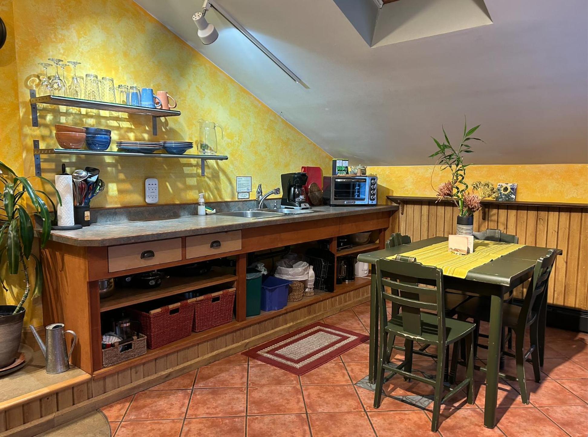 Wheelchair Accessible 2 Bedroom Downtown Urban Comfort- Pet-friendly,
