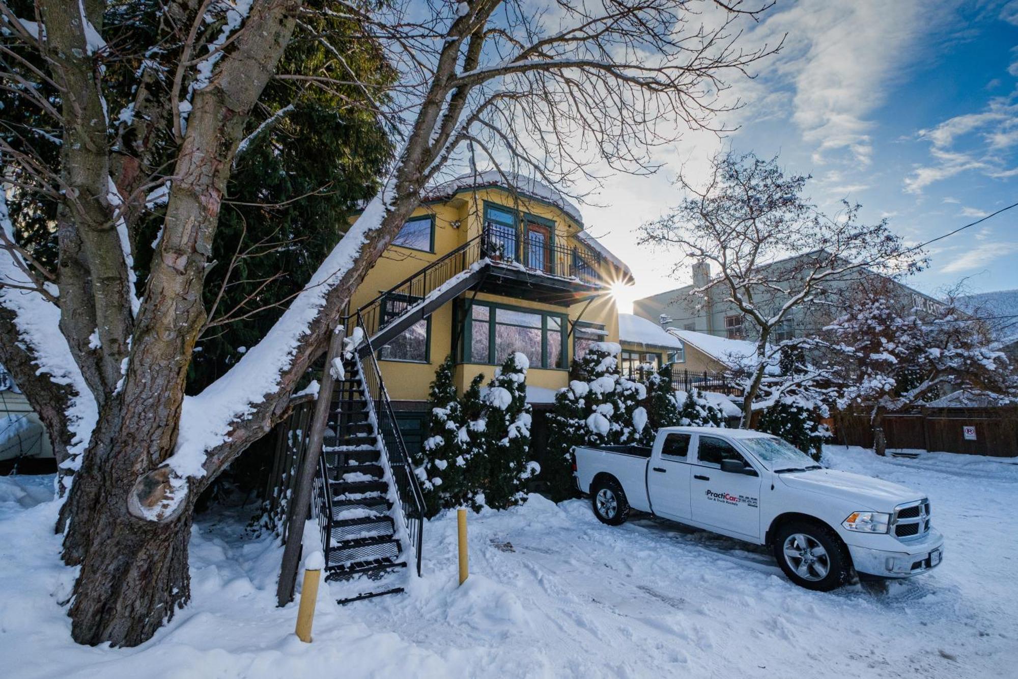 Wheelchair Accessible 2 Bedroom Downtown Urban Comfort- Pet-friendly, *