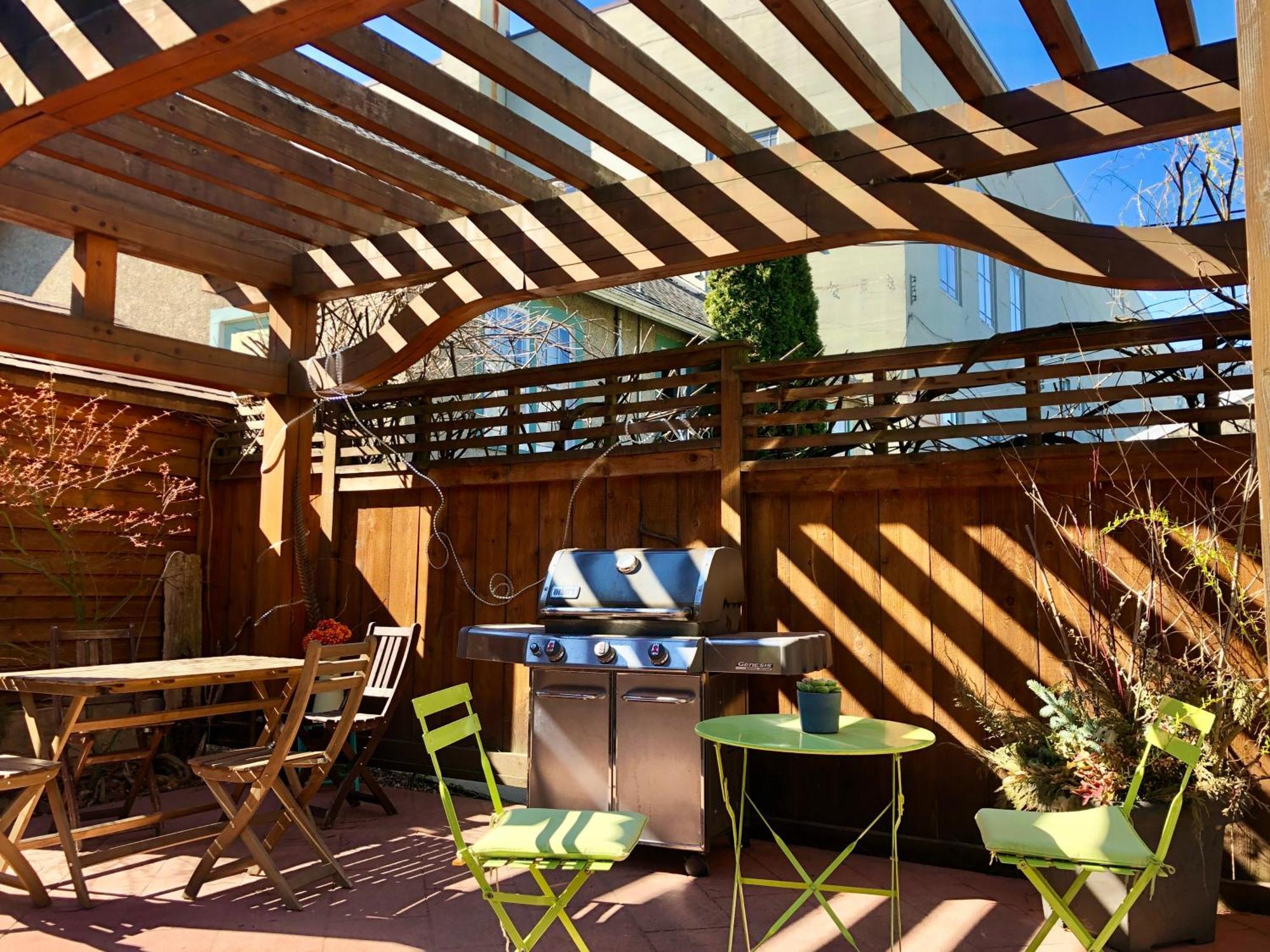 Wheelchair Accessible 2 Bedroom Downtown Urban Comfort- Pet-friendly,