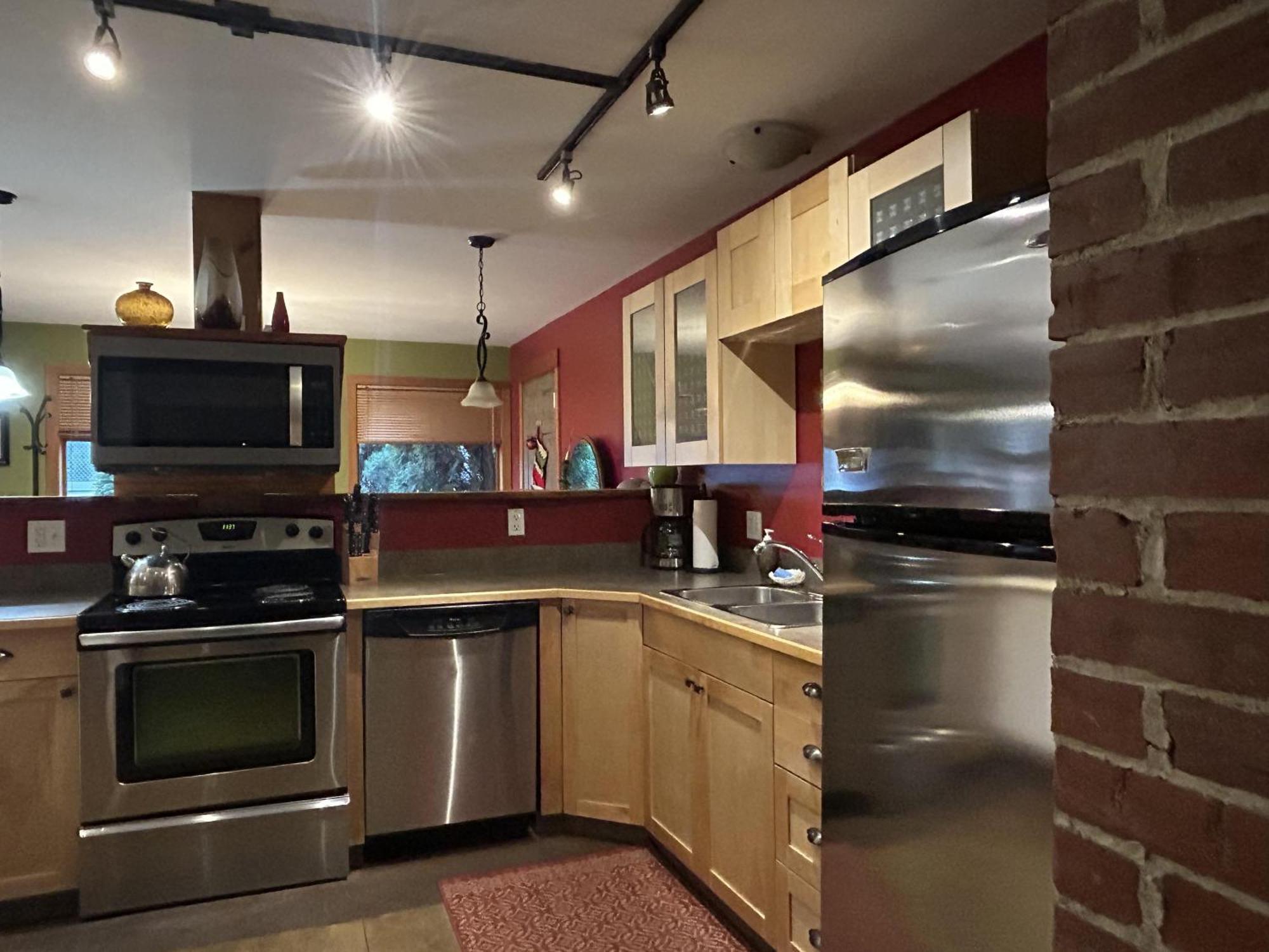 Wheelchair Accessible 2 Bedroom Downtown Urban Comfort- Pet-friendly, * Nelson