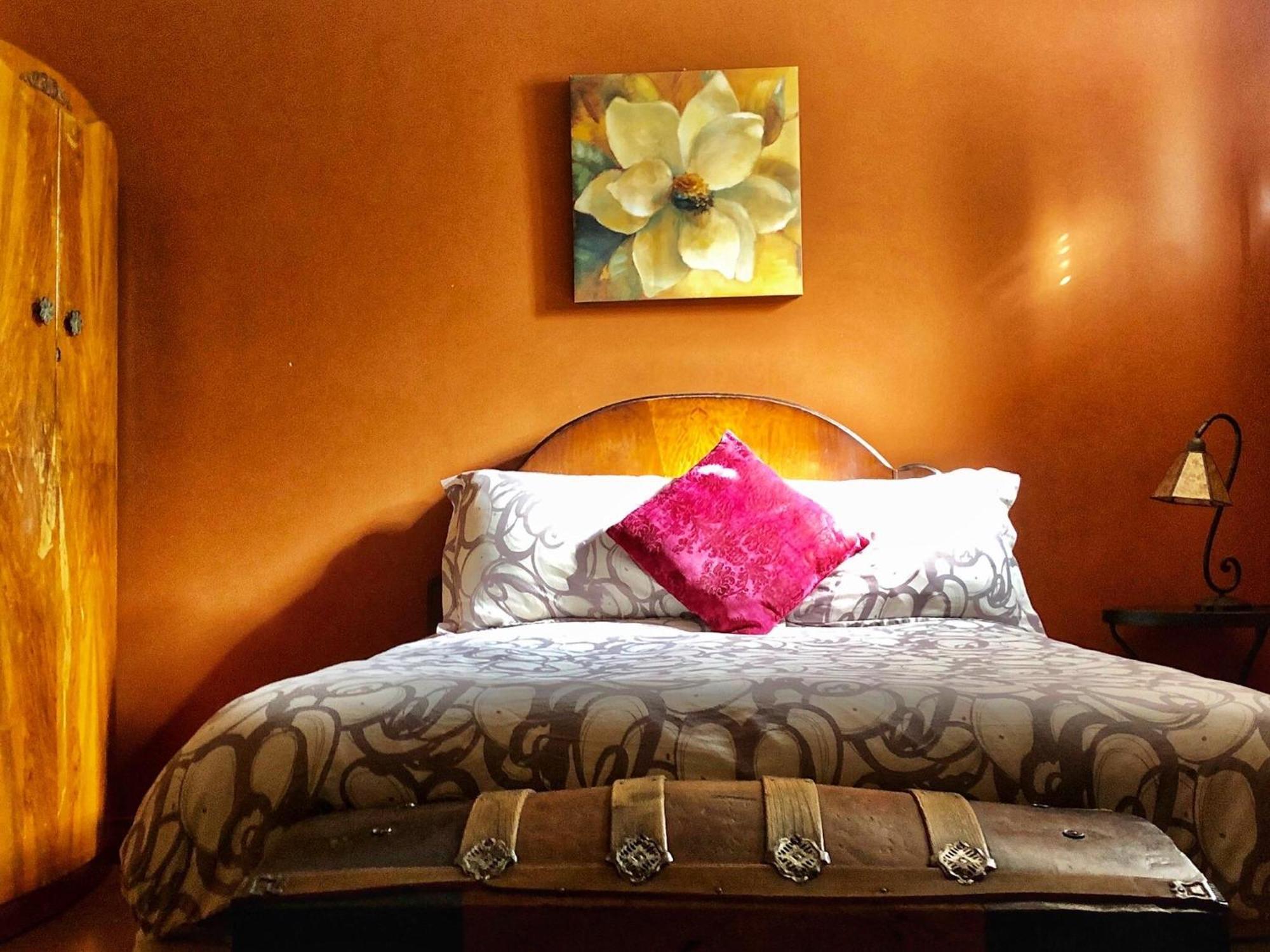 Wheelchair Accessible 2 Bedroom Downtown Urban Comfort- Pet-friendly, Apartment Nelson