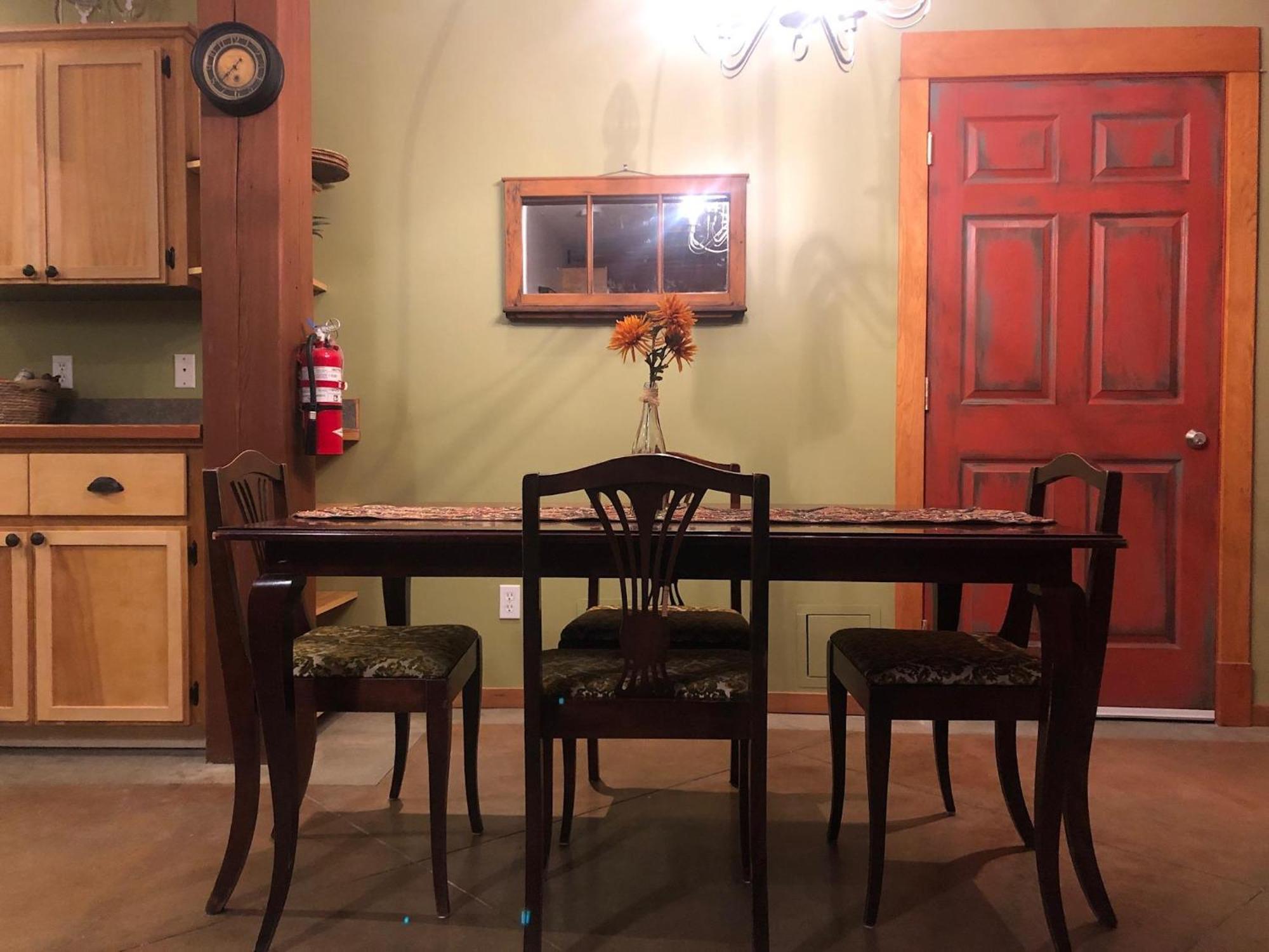 Wheelchair Accessible 2 Bedroom Downtown Urban Comfort- Pet-friendly, Apartment
