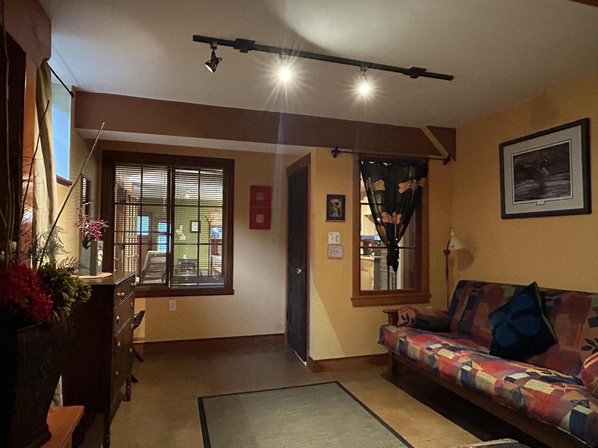 Wheelchair Accessible 2 Bedroom Downtown Urban Comfort- Pet-friendly, Apartment Nelson