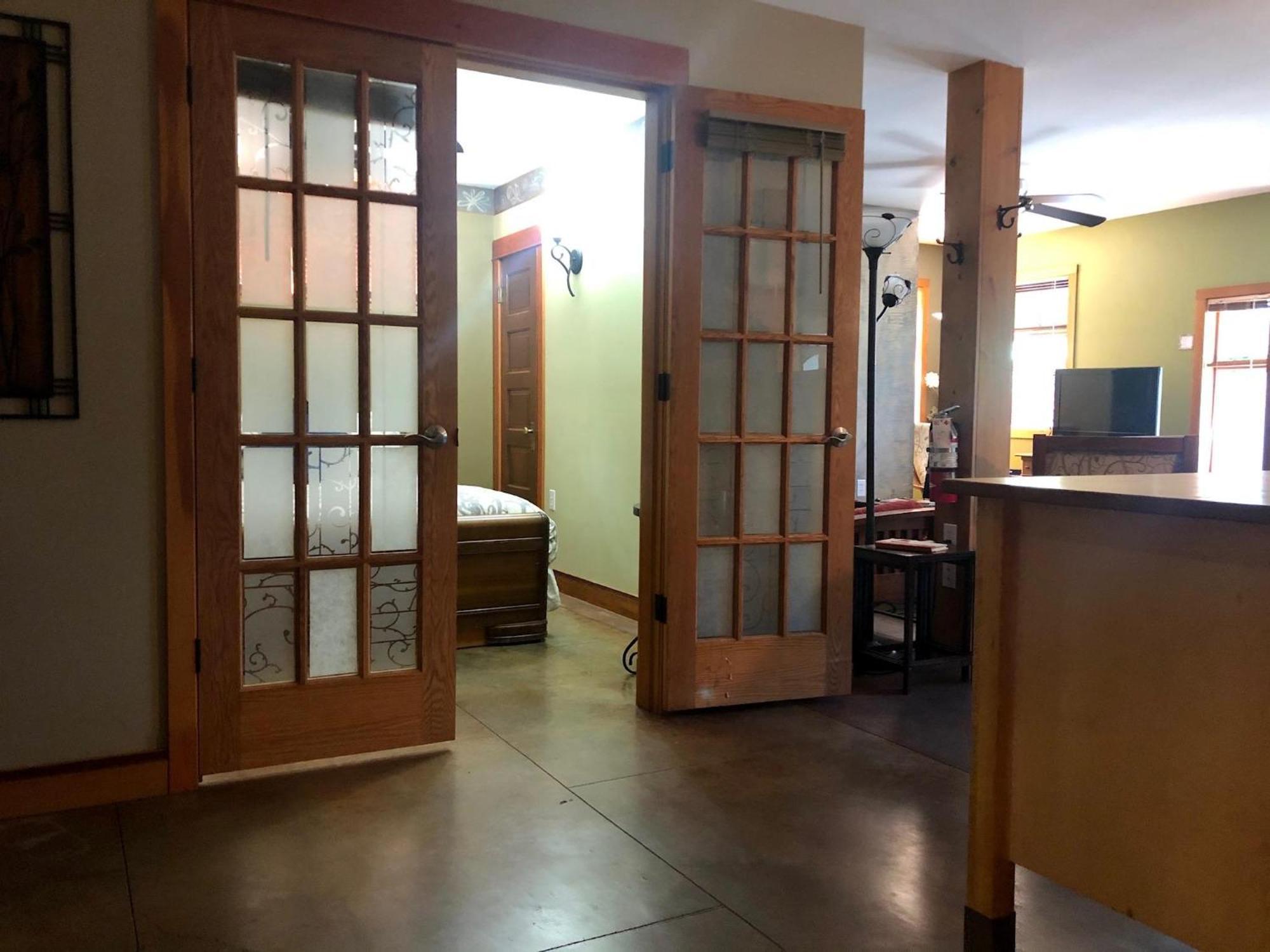 Wheelchair Accessible 2 Bedroom Downtown Urban Comfort- Pet-friendly, * Nelson