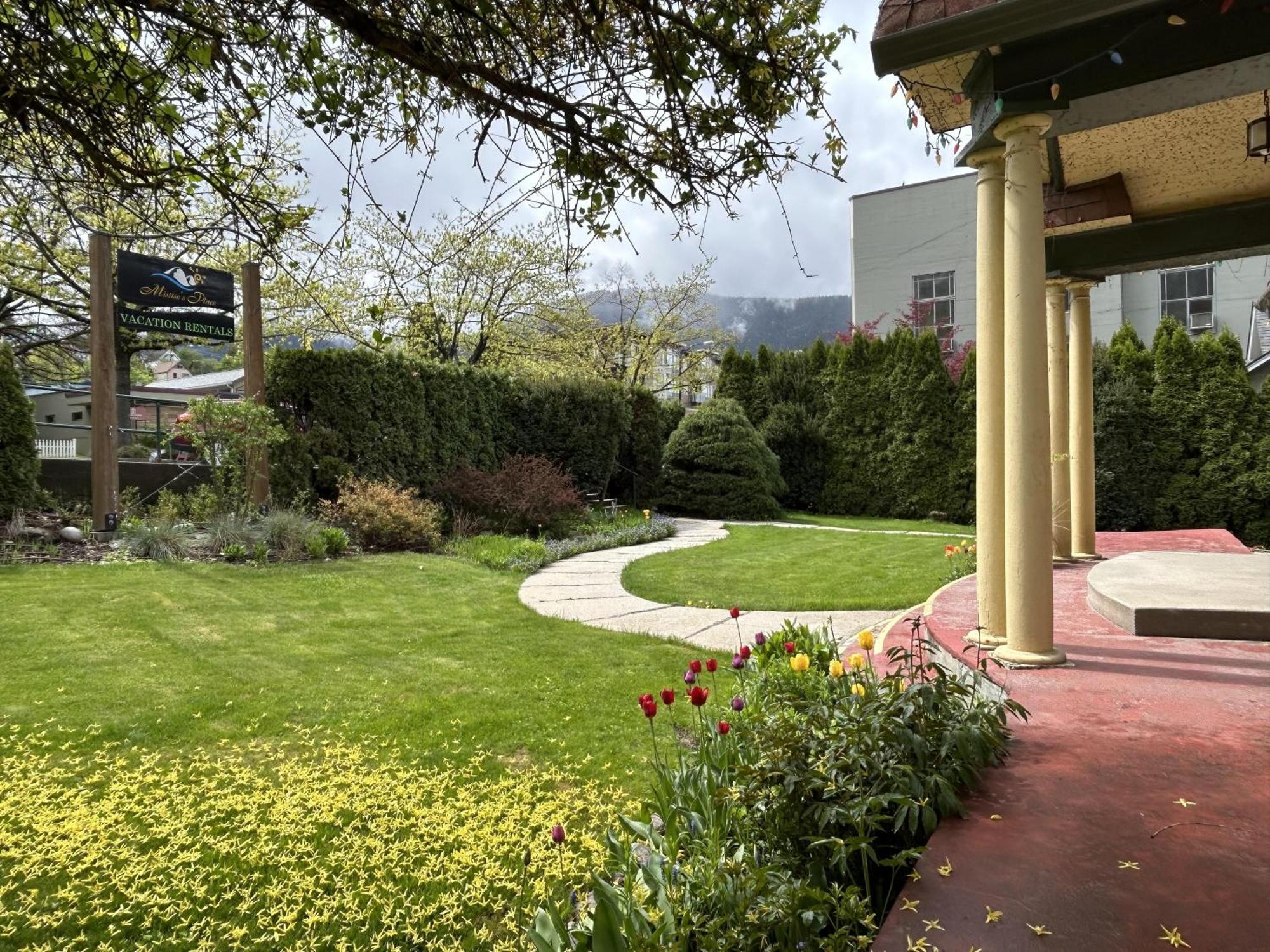 Wheelchair Accessible 2 Bedroom Downtown Urban Comfort- Pet-friendly, Apartment Nelson