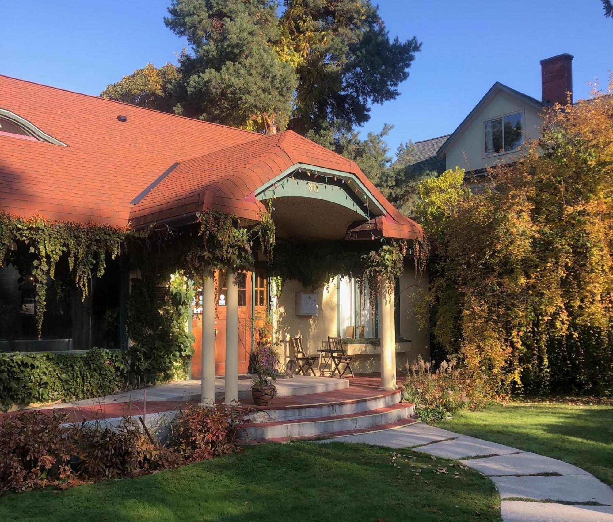 Wheelchair Accessible 2 Bedroom Downtown Urban Comfort- Pet-friendly, *