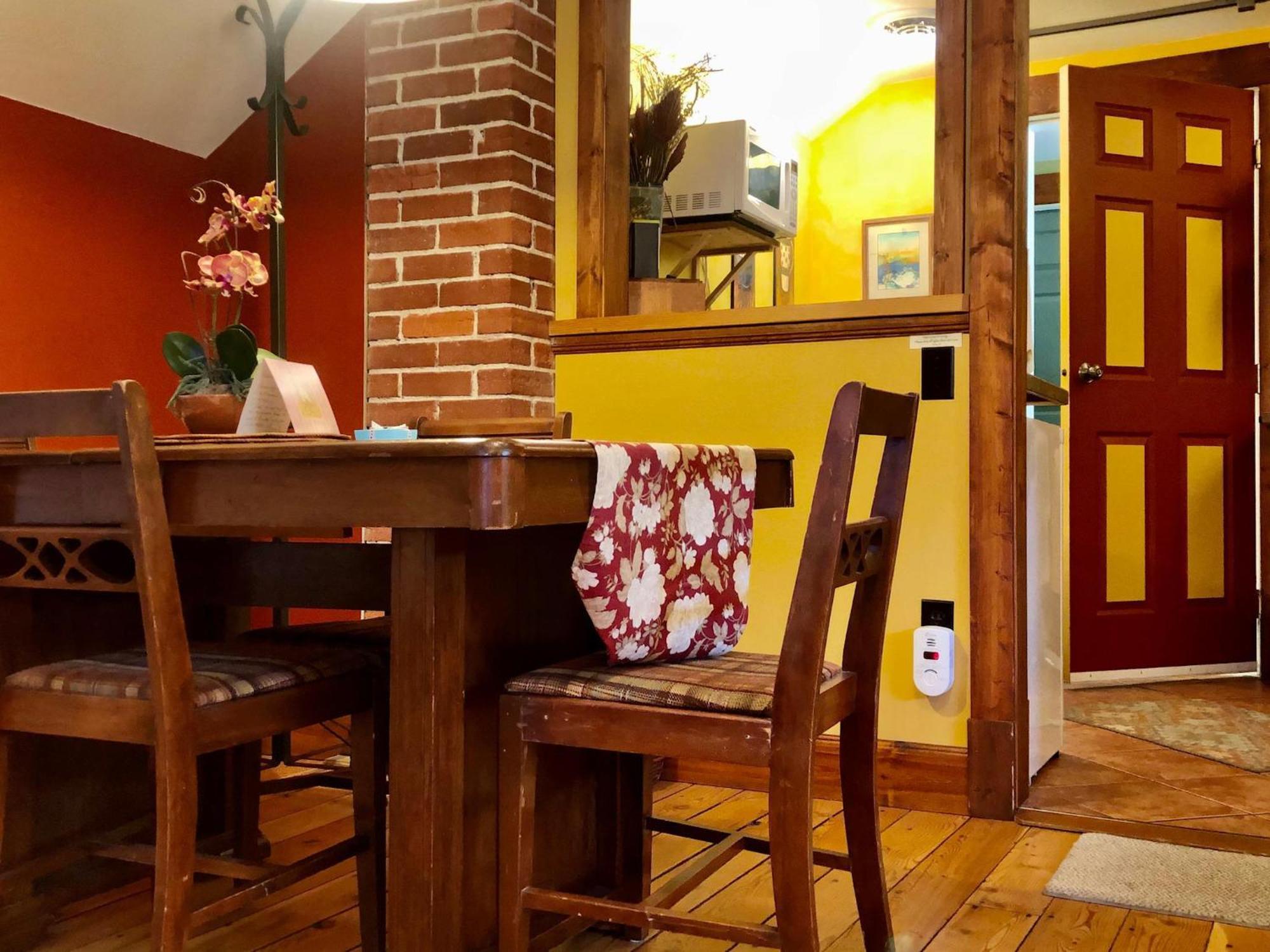 Apartment Wheelchair Accessible 2 Bedroom Downtown Urban Comfort- Pet-friendly,
