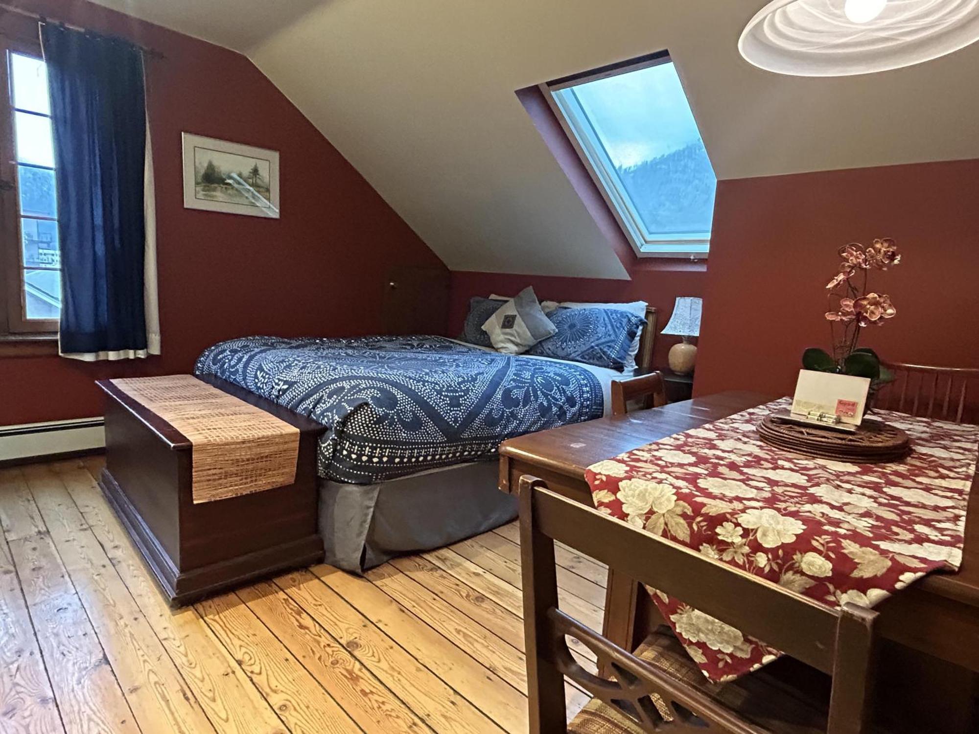 Wheelchair Accessible 2 Bedroom Downtown Urban Comfort- Pet-friendly, Nelson
