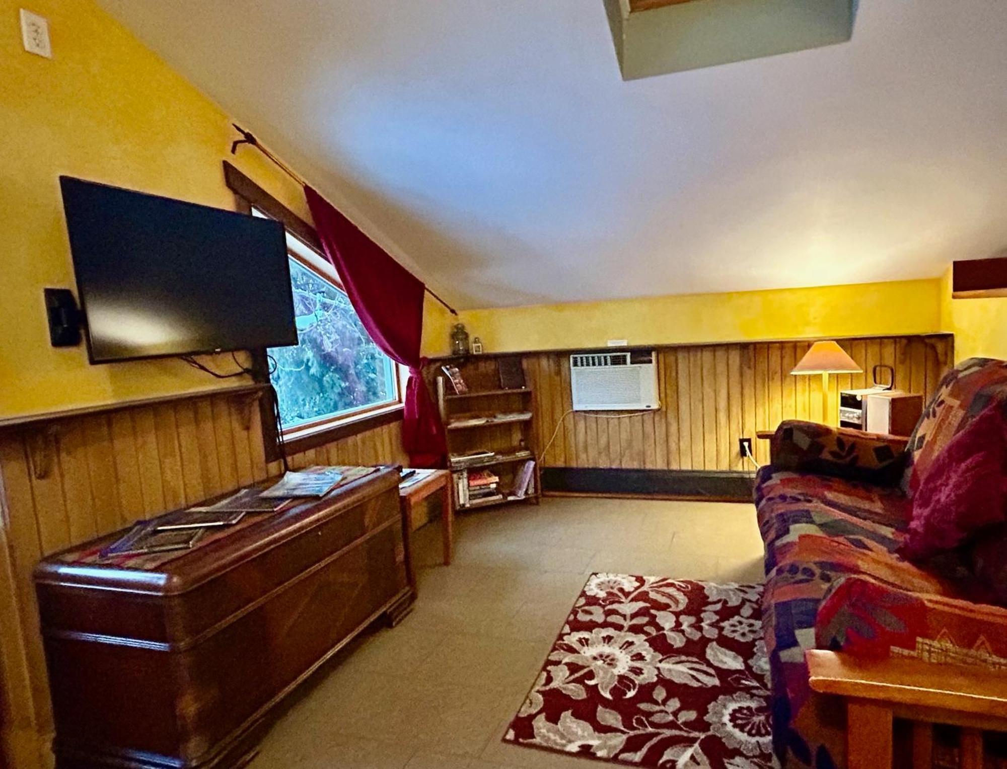 Wheelchair Accessible 2 Bedroom Downtown Urban Comfort- Pet-friendly, Apartment
