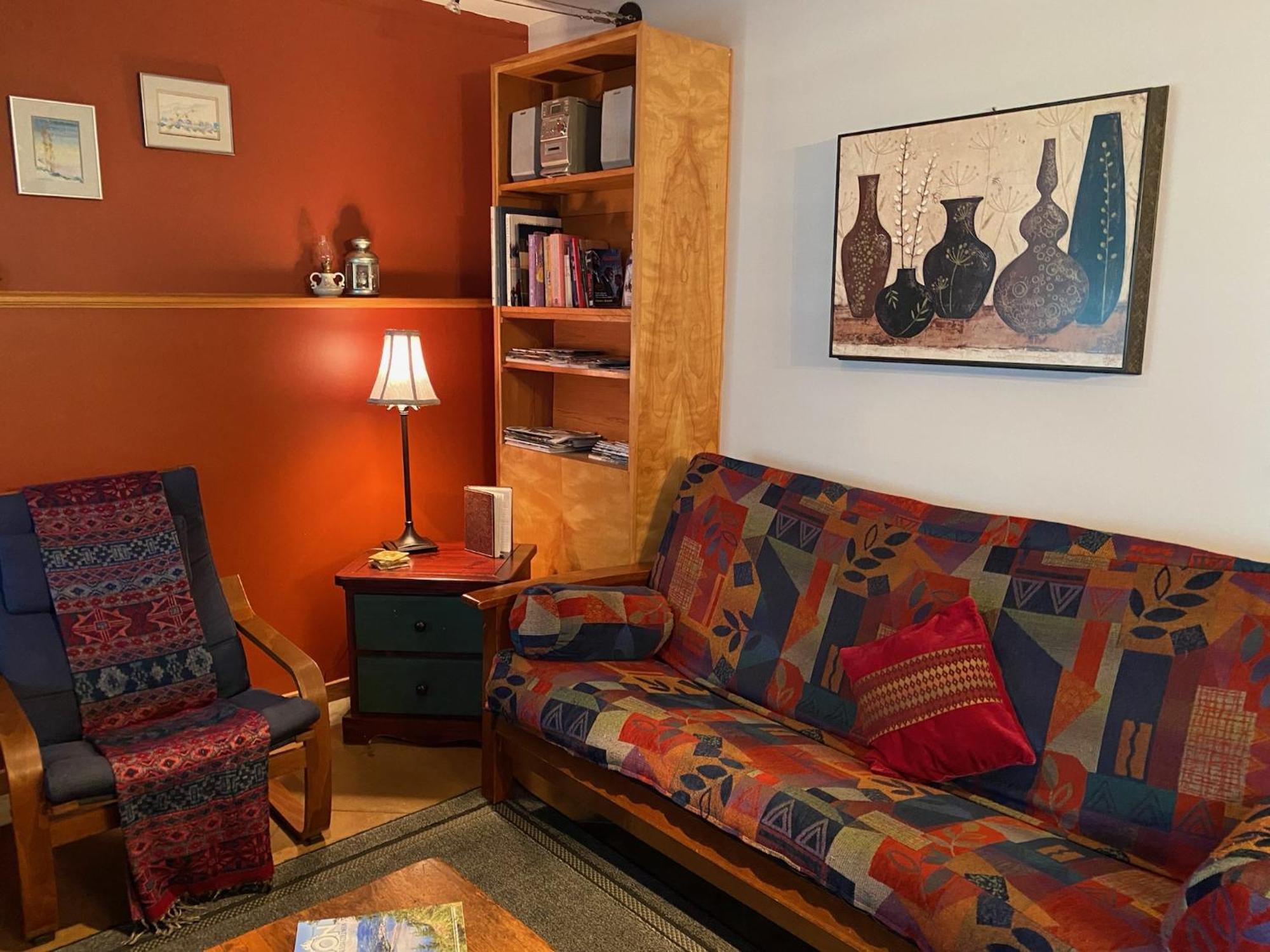 Wheelchair Accessible 2 Bedroom Downtown Urban Comfort- Pet-friendly,