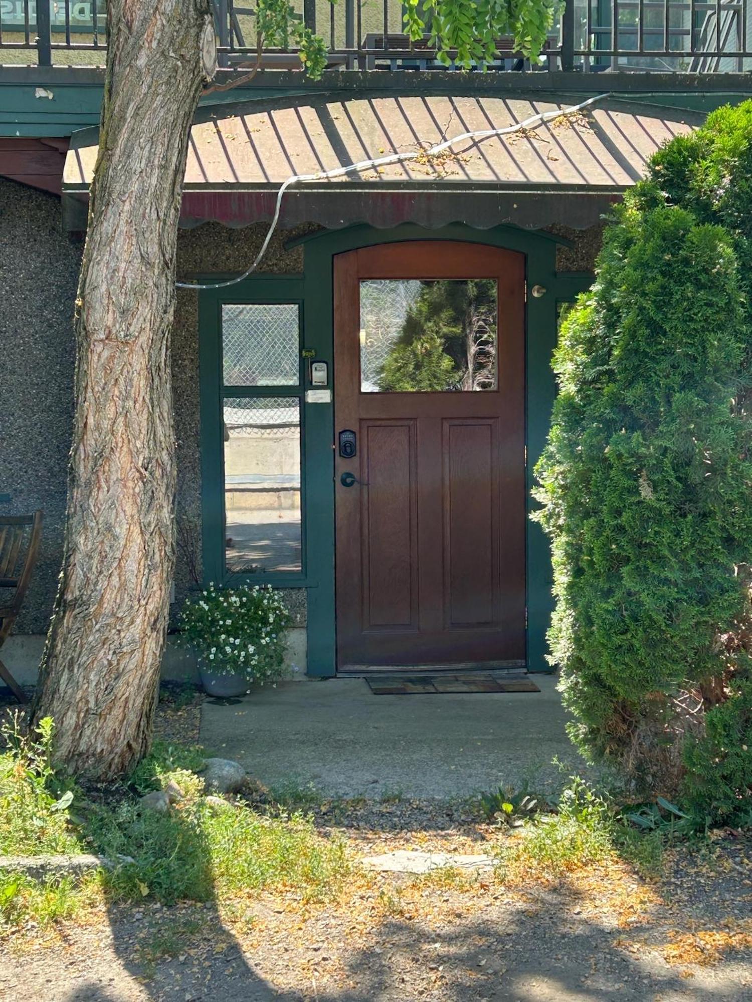 Apartment Wheelchair Accessible 2 Bedroom Downtown Urban Comfort- Pet-friendly, Nelson