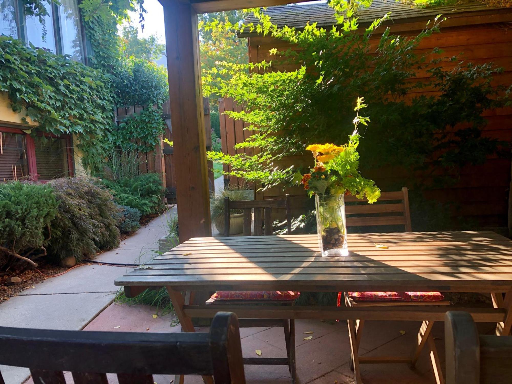 Wheelchair Accessible 2 Bedroom Downtown Urban Comfort- Pet-friendly, *