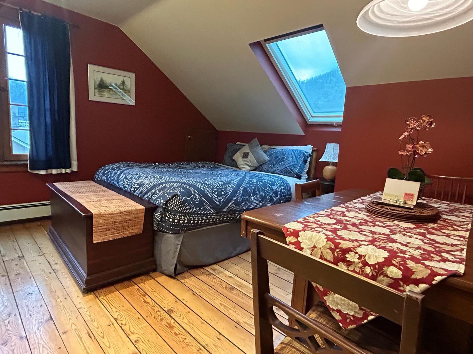 Wheelchair Accessible 2 Bedroom Downtown Urban Comfort- Pet-friendly, Nelson