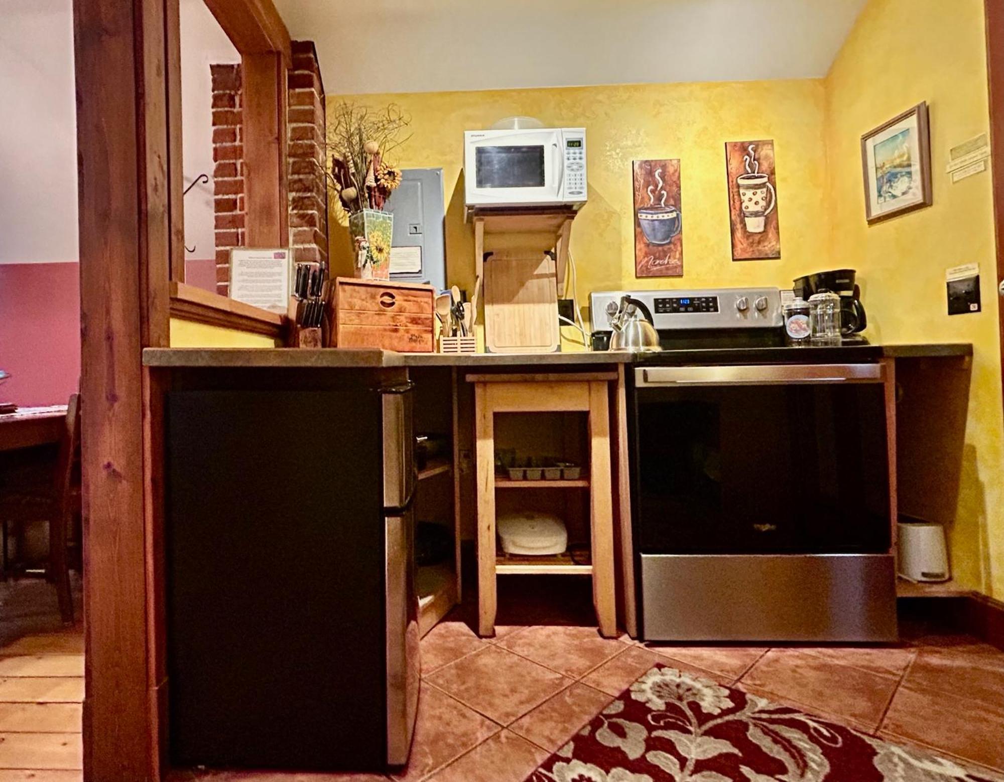 Wheelchair Accessible 2 Bedroom Downtown Urban Comfort- Pet-friendly, * Nelson