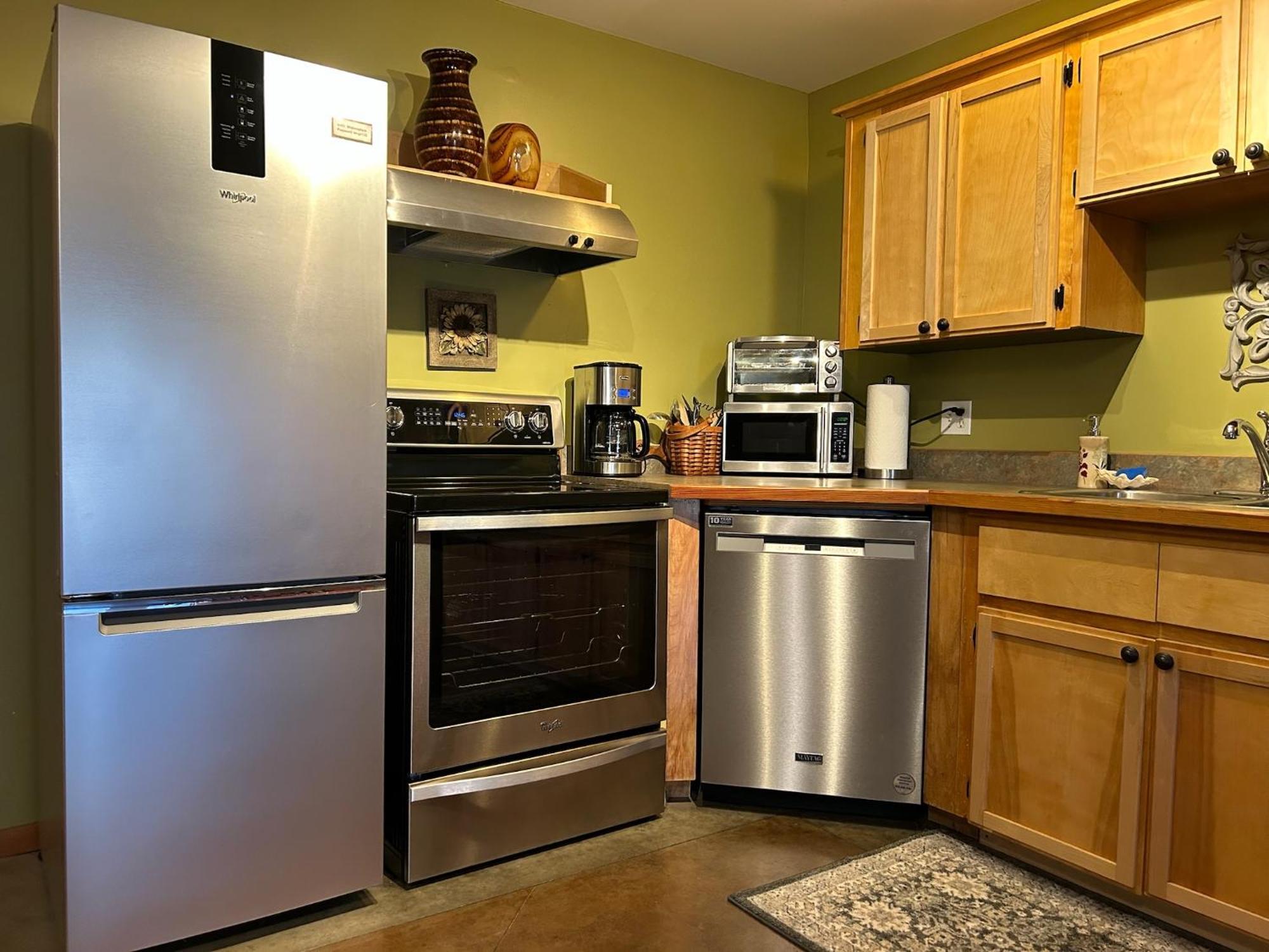 Wheelchair Accessible 2 Bedroom Downtown Urban Comfort- Pet-friendly, Apartment *