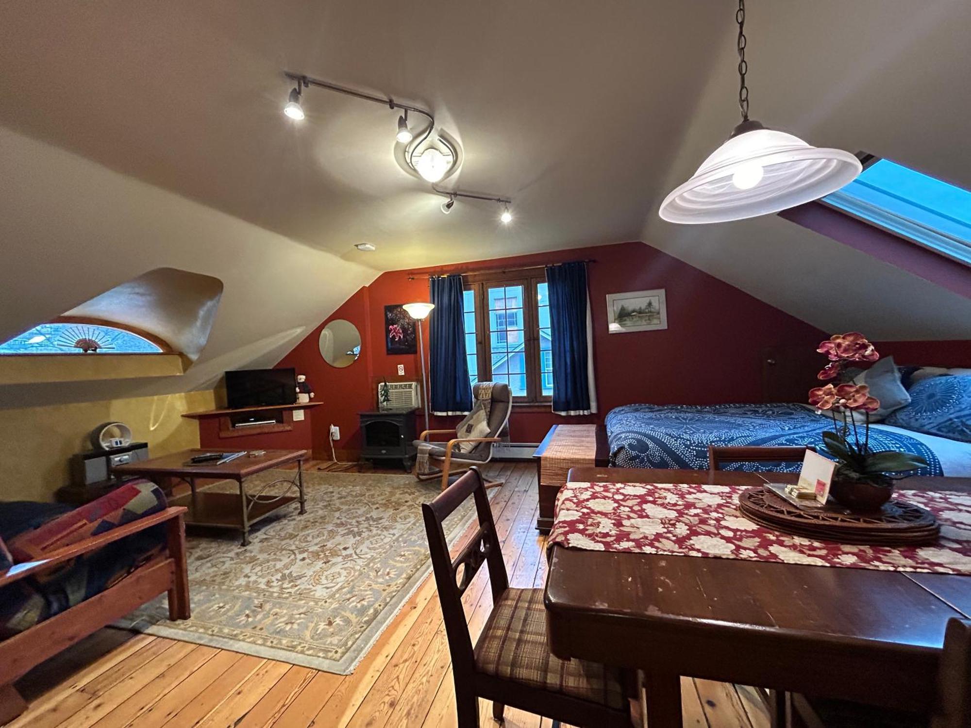 Wheelchair Accessible 2 Bedroom Downtown Urban Comfort- Pet-friendly, Apartment Nelson