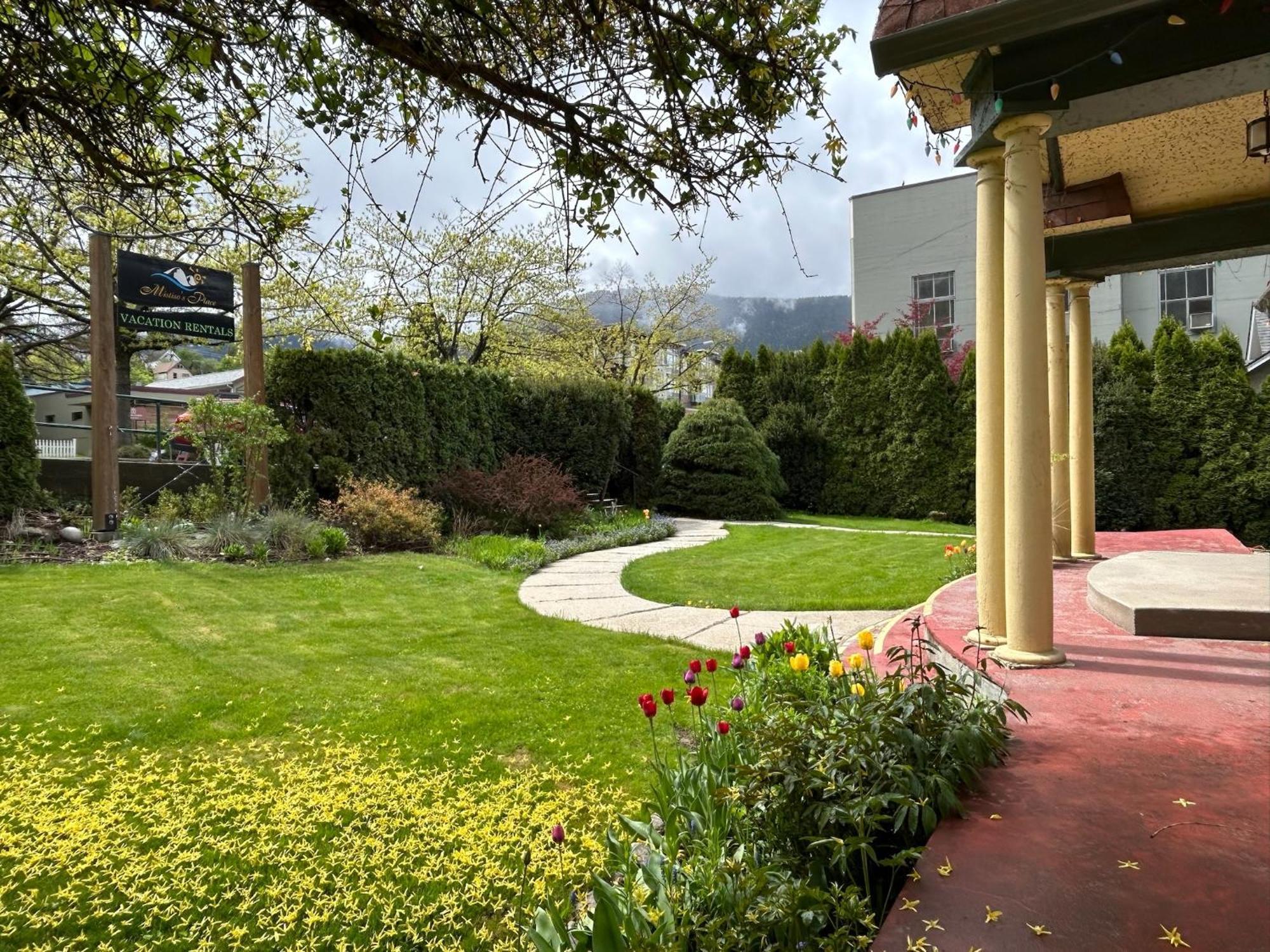 Wheelchair Accessible 2 Bedroom Downtown Urban Comfort- Pet-friendly, * Nelson