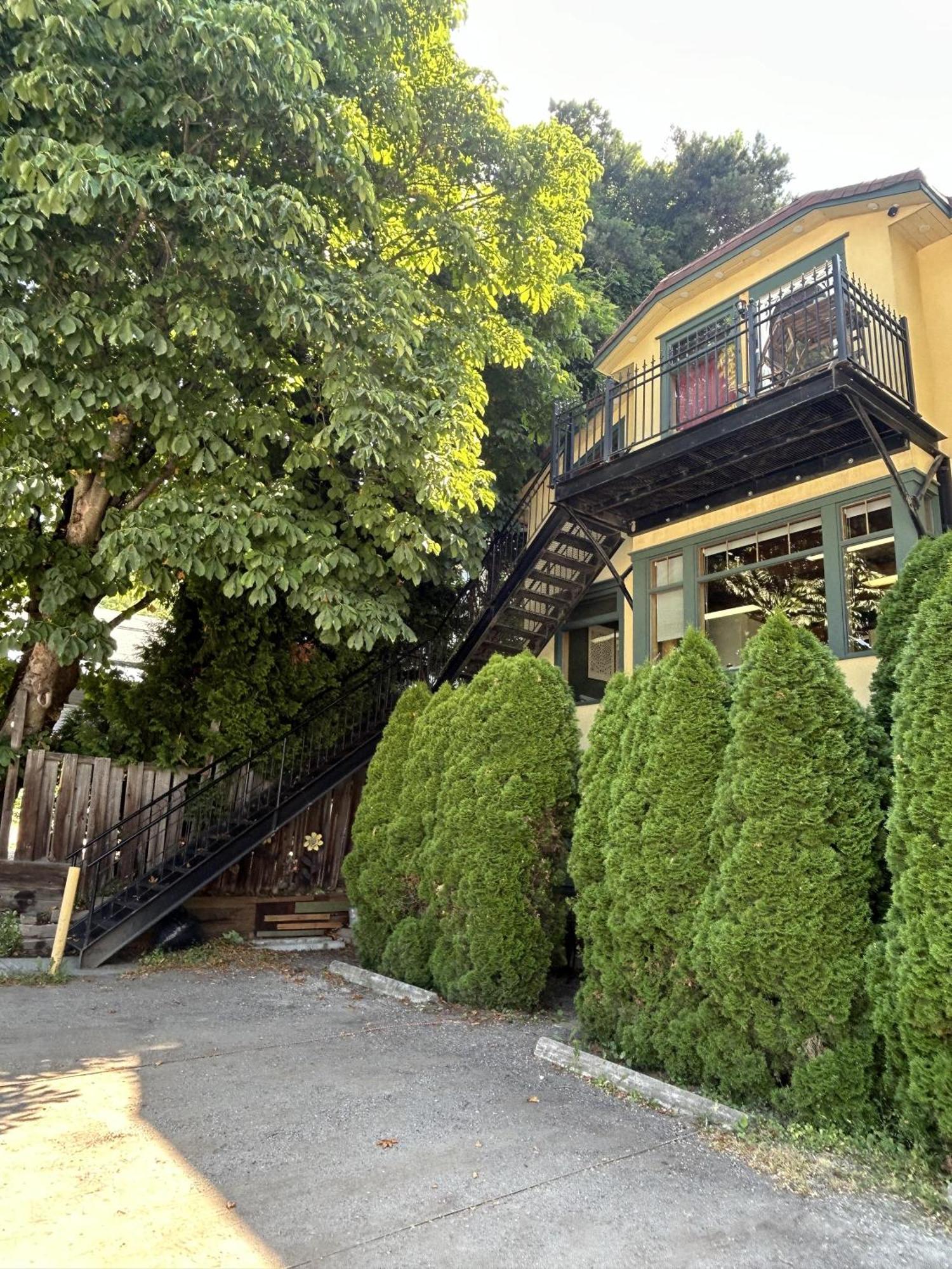 Apartment Wheelchair Accessible 2 Bedroom Downtown Urban Comfort- Pet-friendly, Nelson