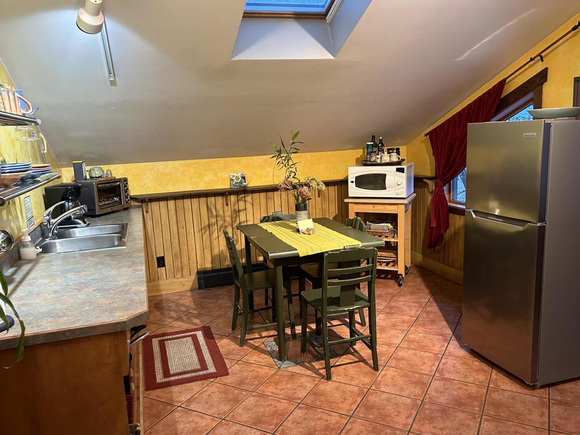 Wheelchair Accessible 2 Bedroom Downtown Urban Comfort- Pet-friendly, Apartment