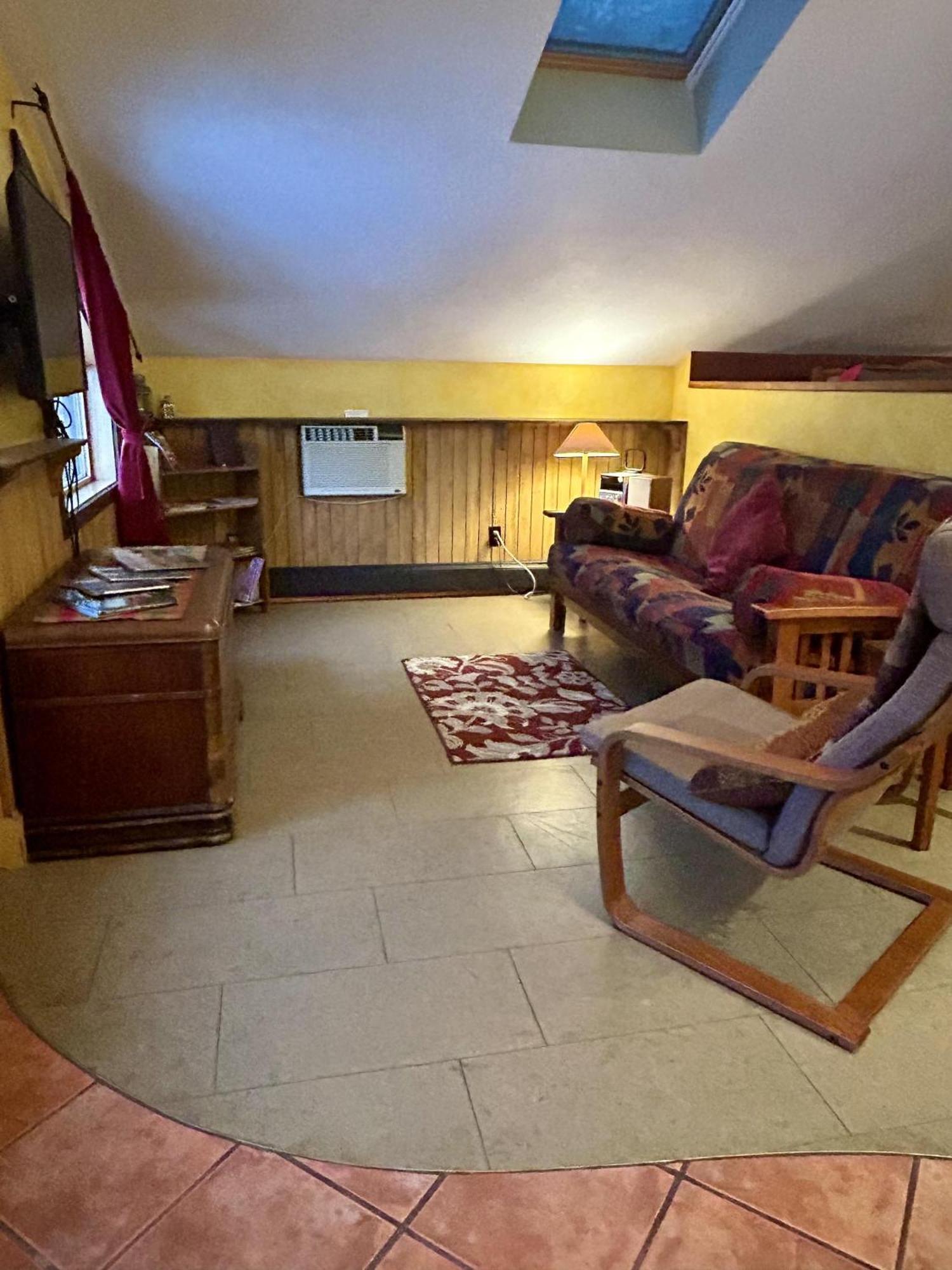 Apartment Wheelchair Accessible 2 Bedroom Downtown Urban Comfort- Pet-friendly, Nelson