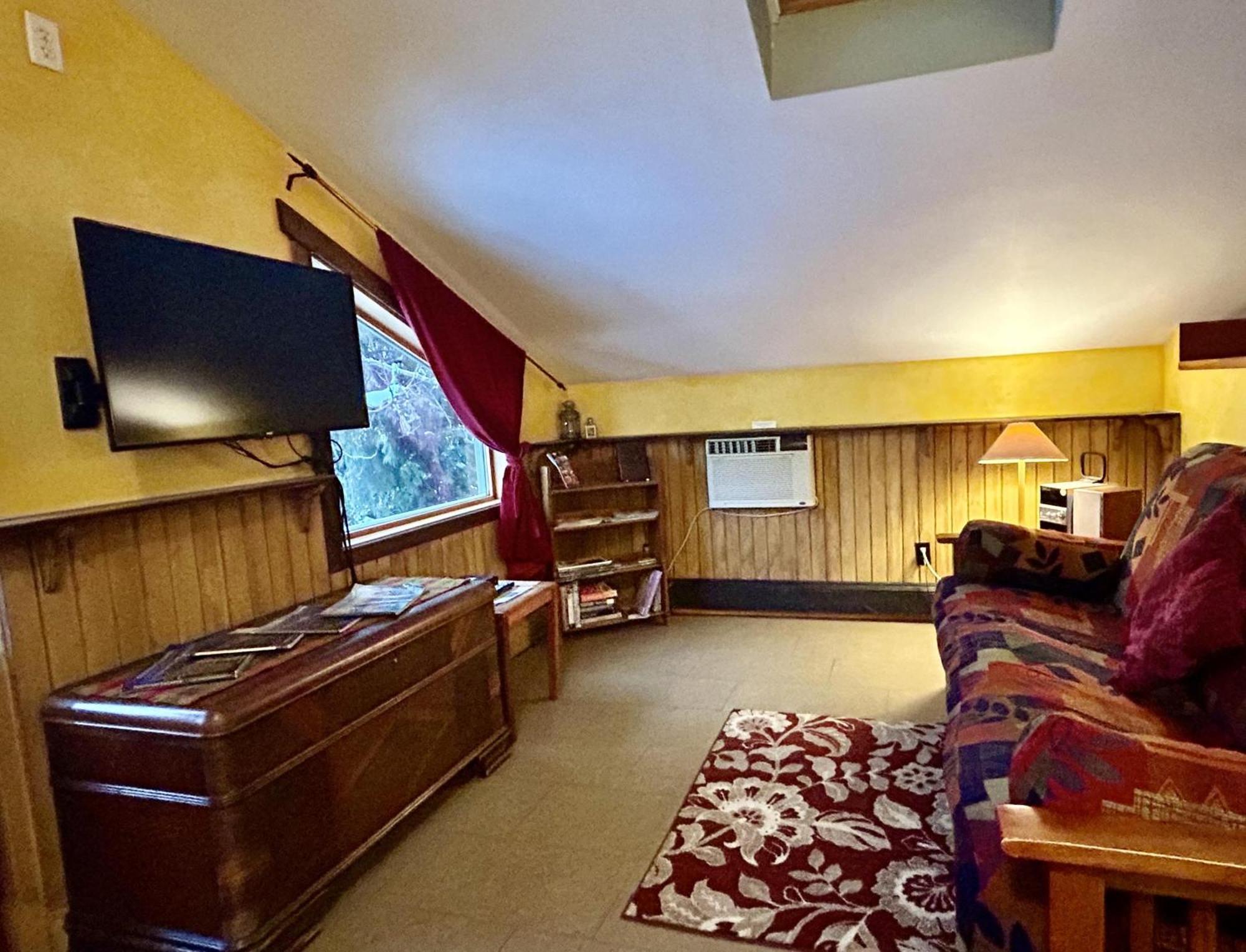 Wheelchair Accessible 2 Bedroom Downtown Urban Comfort- Pet-friendly, *