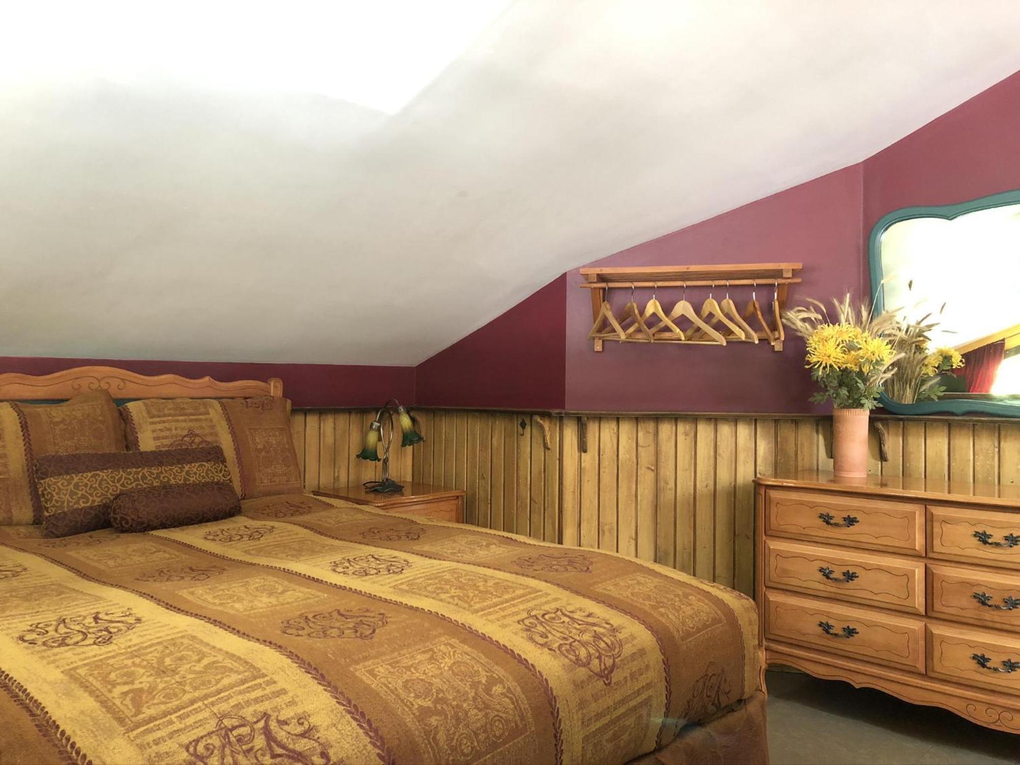 Wheelchair Accessible 2 Bedroom Downtown Urban Comfort- Pet-friendly, Nelson