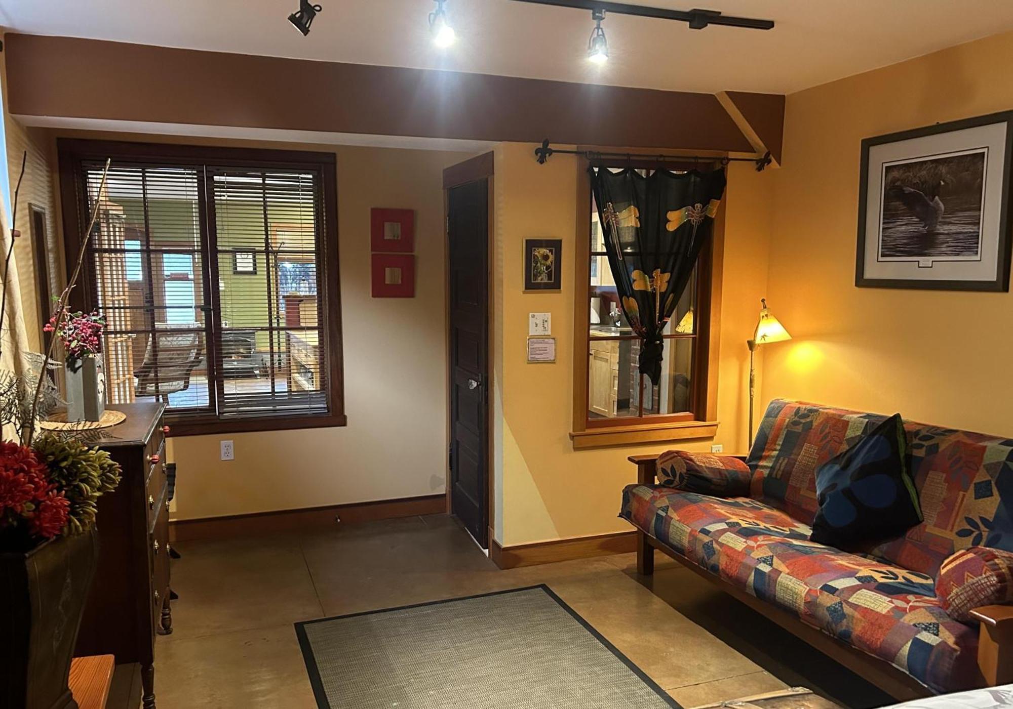 Wheelchair Accessible 2 Bedroom Downtown Urban Comfort- Pet-friendly, * Nelson