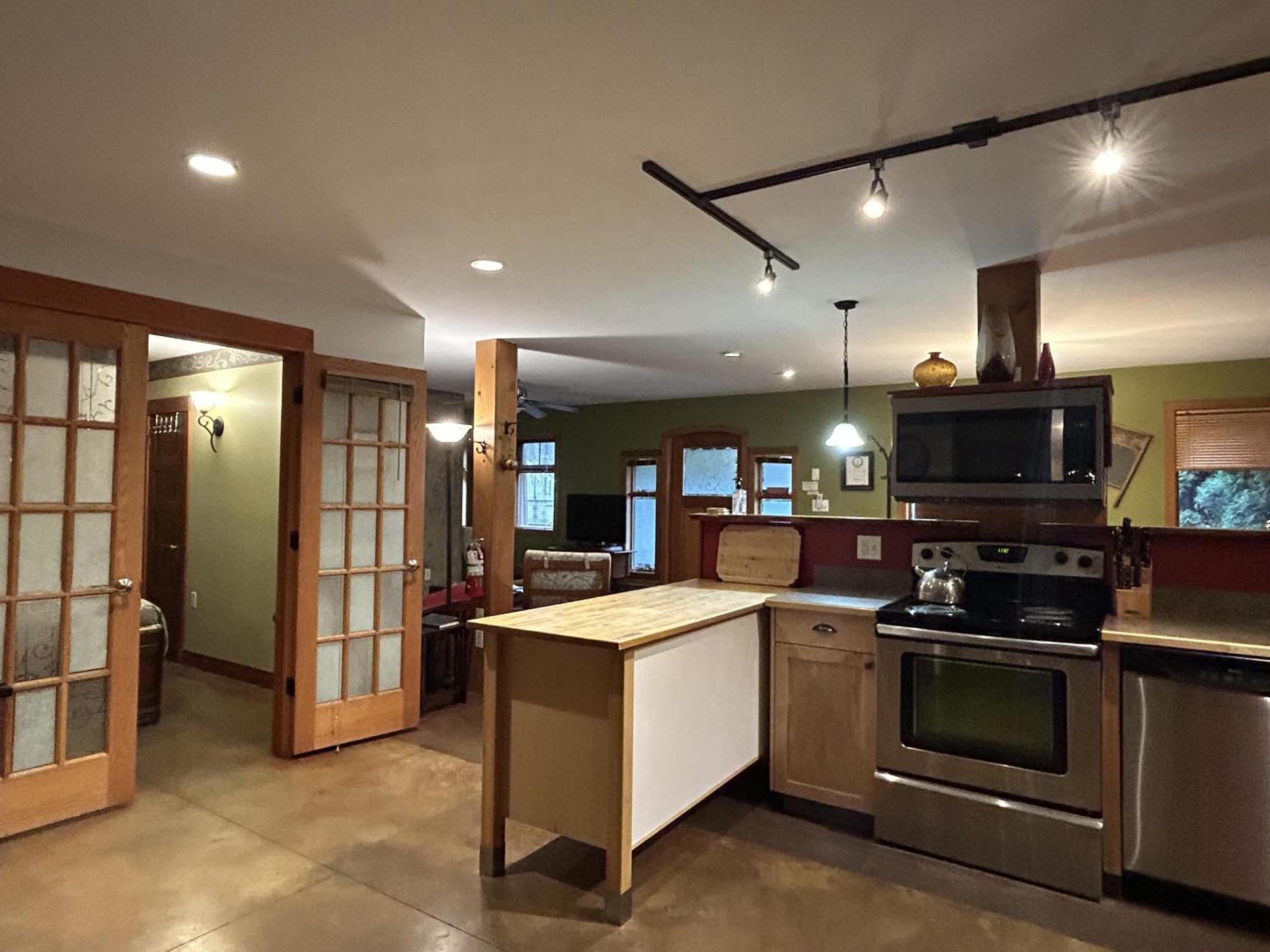 Wheelchair Accessible 2 Bedroom Downtown Urban Comfort- Pet-friendly, Apartment